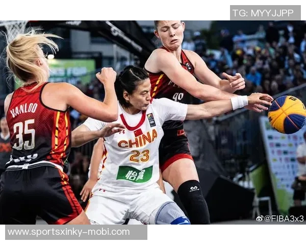 瓦妮莎携子女与坎迪斯帕克共赏道奇队晋级世界大赛精彩瞬间 瓦妮莎携子女与坎迪斯帕克共赏道奇队晋级世界大赛精彩瞬间